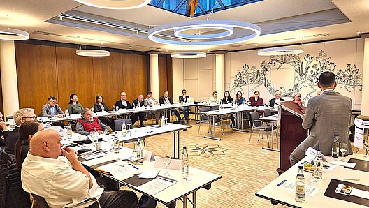 Mitglieder der Arbeitstagung Frontansicht