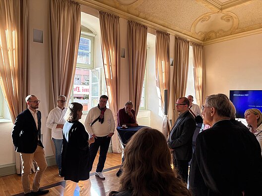 Rektorin Prof. Dr. Frauke Melchior begrüßt eine Gruppe von Mitgliedern des VHV in der Alten Universität Heidelberg.