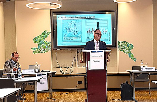 Vortrag Prof. Dr. Harnisch am Pult