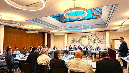 Prof. Harnisch seitlich, Gruppenbild Zuhörer