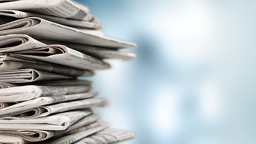 Ein Stapel Zeitungen, linksseitig