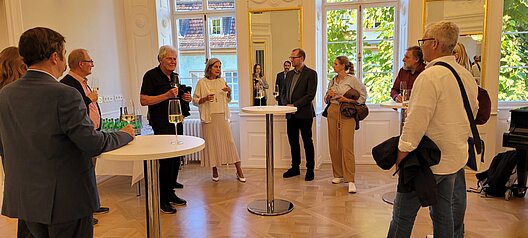 Marietta Fuhrmann-Koch spricht in einem Saal des Hauses Buhl zu einer Gruppe von VHV-Mitgliedern.