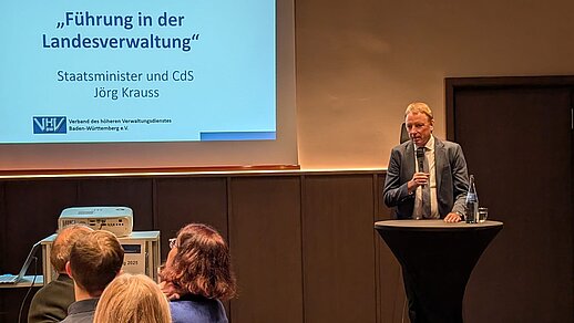 CdS und Staatsminister Jörg Krauss spricht zum Publikum zum Thema "Führung in der Landesverwaltung"