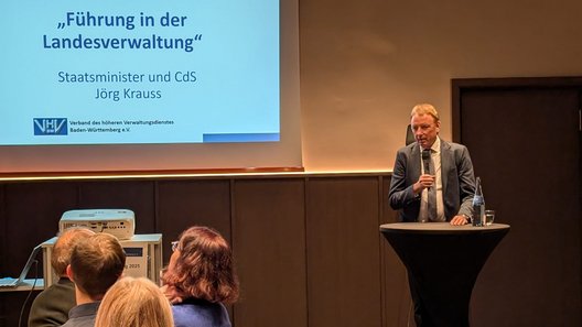 CdS und Staatsminister Jörg Krauss spricht zum Publikum zum Thema "Führung in der Landesverwaltung"