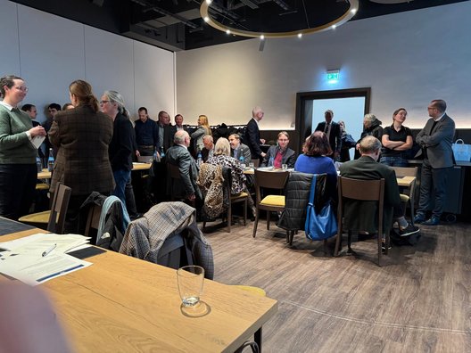 Die Mitglieder in Diskussion bei Ankunft Herr Staatsminister und CdS Jörg Krauss zusammen mit seiner persönlichen Referentin Frau Dr. Janina Mangold. 