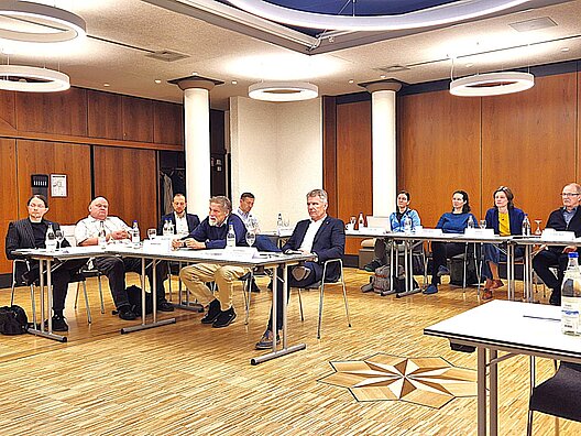 Tagungsteilnehmer mit Kai Rosenberger (Mitte), Vorsitzender des BBW,