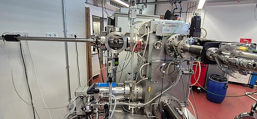 Technische Forschungsanlage mit Metallkammern, Leitungen und Messkomponenten in einem Labor des IMSEAM.