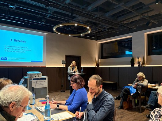 Tatjana Strohmaier stellt den Mitgliedern den Kassenbericht vor