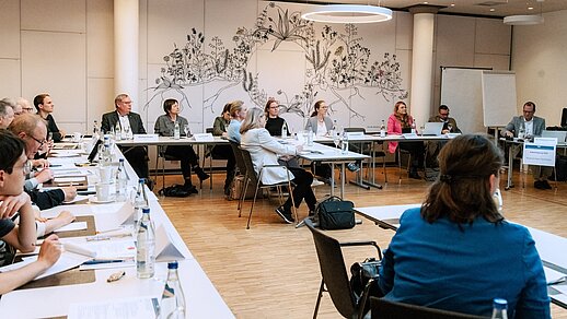 Konferenzraum besetzt mit Mitgliedern des VHV