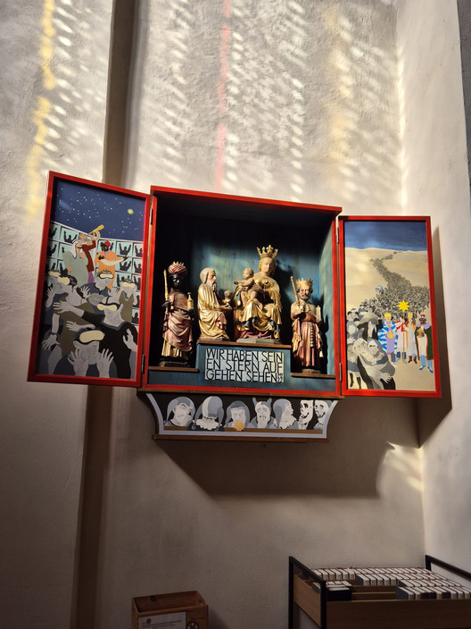 moderner Flügelaltar in der Kirche Peter und Paul Weil der Stadt