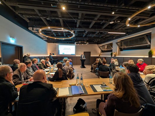 Jörg Krauss spricht vor der Versammlung des VHV zum Thema Führung in der Landesverwaltung